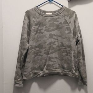 Universal Thread -Long sleeve camouflage sweatshirt faded green